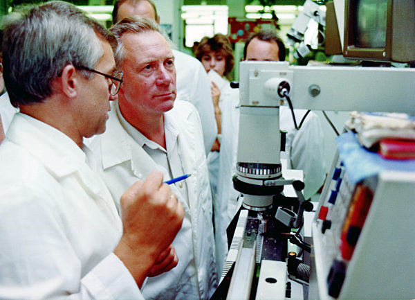 Erster deutscher Kosmonaut / Astronaut der DDR Sigmund Jähn zu Besuch im Halbleiterwerk Frankfurt / Oder im heutigen Bundesland Brandenburg