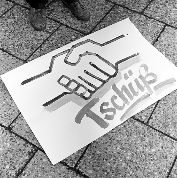 Peter Waschinsky mit seinem Plakat zur Grossdemonstration am 04.11.1989 in Berlin - Mitte