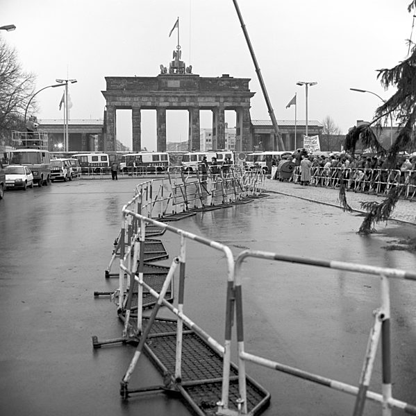 Kurz vor der Öffnung des Brandenburger Tor in Berlin 1989