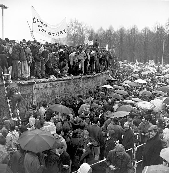 Kurz vor der Öffnung des Brandenburger Tor in Berlin 1989
