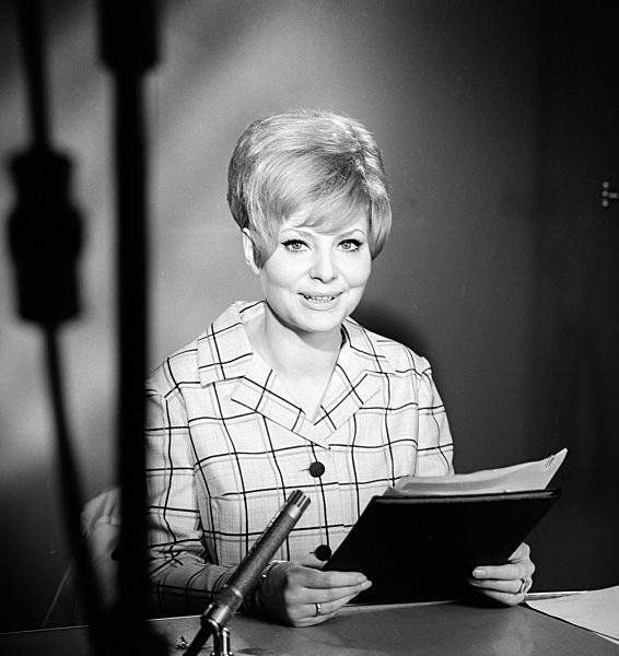 Annemarie Brodhagen ehemalige Ansagerin des Fernsehns der DDR in Berlin - Adlershof