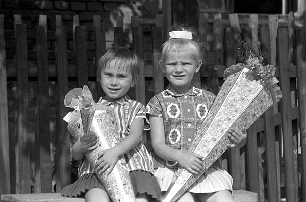 DDR - Zwei Mädchen mit ihren Zuckertüten in Berlin 1965