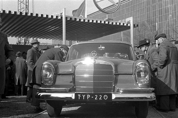 DDR - Ein Mercedes Benz 220 auf der Leipziger Frühjahrsmesse  1963