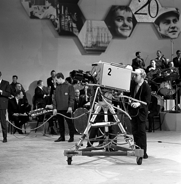 DDR - Kameramann mit einer FUK5 von RFT bei Studioaufnahmen in Berlin - Köpenick