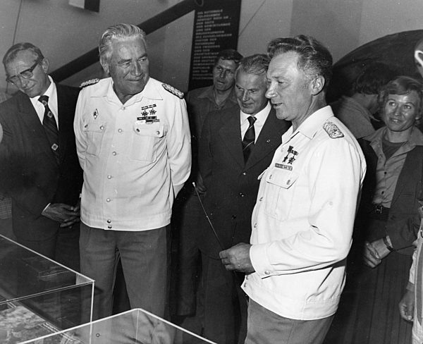 Kosmonaut und Jagdflieger Sigmund Werner Paul JÃ_hn im GesprÃ_ch mit Armeegeneral Heinz Hoffmann (1910 - 1985) in Gröditz im Bundesland Sachsen