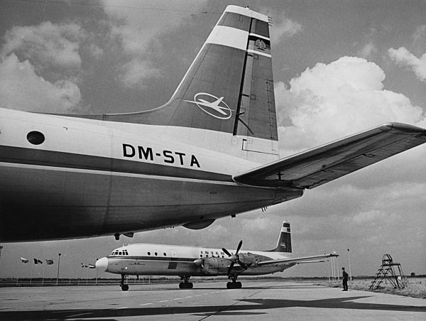 Zwei IL-18 der INTERFLUG auf dem Flughafen Berlin - Schönefeld