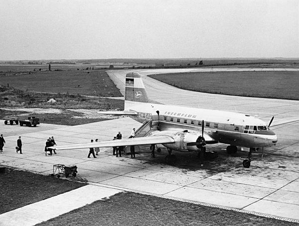 Verkehrsflugzeug Iljuschin IL-14 P der DDR- Fluggesellschaft INTERFLUG auf dem Flughafen in Erfurt im Bundesland Thüringen