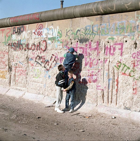 Mauerspechte und Souveniersammler an der Berliner Mauer in Berlin