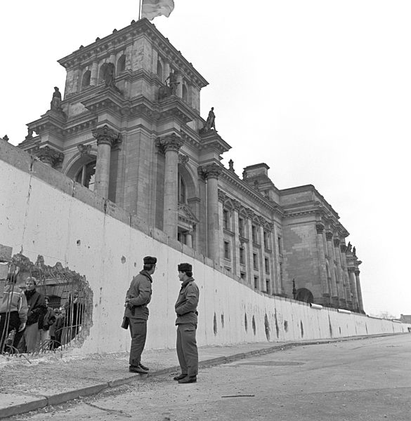 Grenzsoldaten der NVA (Nationale Volksarmee) an der Berliner Mauer am Reichstagsgebäude in Berlin