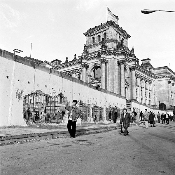 Abbau der Berliner Mauer am Reichstagsgebäude in Berlin