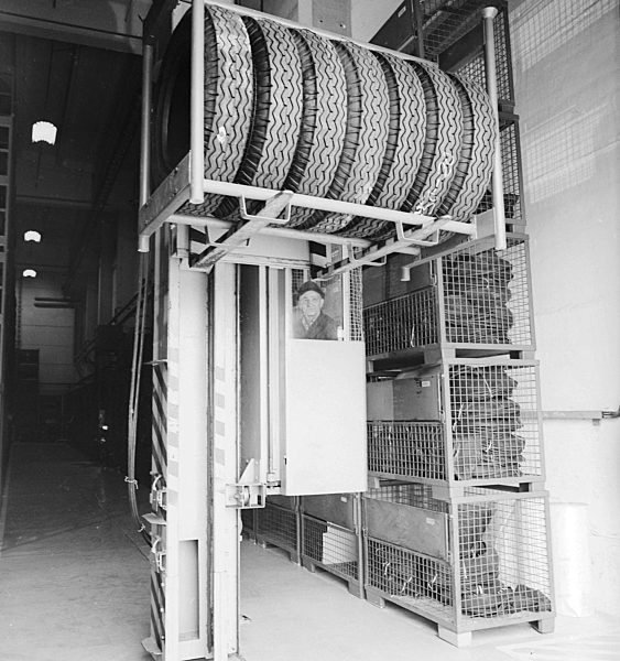 Mitarbeiter in einem Reifen Ersatzteillager in Berlin