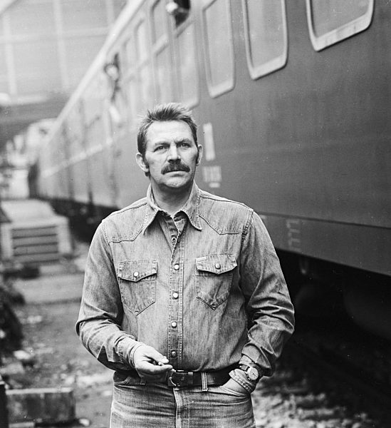 DDR- DEFA Film- Schauspieler, Regisseur und Schriftsteller Ulrich Thein ( 1930 - 1995 ) vor einem Personenwaggon der Deutschen Reichsbahn auf dem Ostbahnhof in Berlin, der ehemaligen Hauptstadt der DDR, Deutsche Demokratische Republik