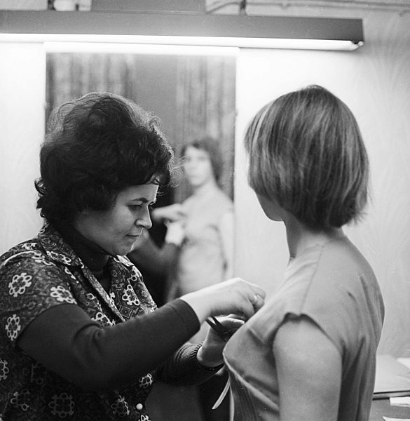 Anprobe bei einer Maßschneiderin in Berlin, der ehemaligen Hauptstadt der DDR, Deutsche Demokratische Republik