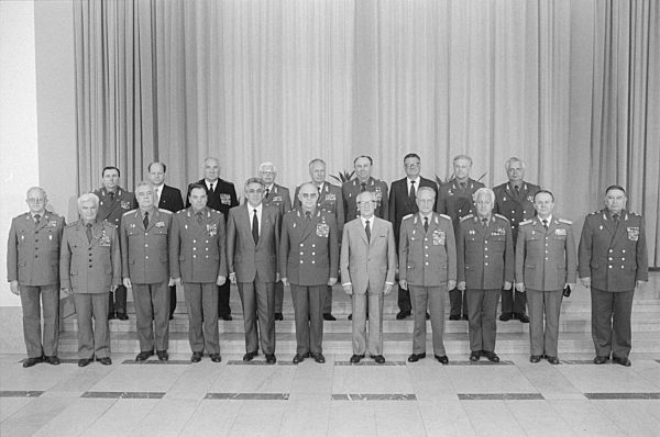 Erich Honecker und die Mitglieder des Militärrates aus der VR Bulgarien, der Ungarischen Volksrepublik, der DDR, der VR Polen, der SR Rumänien, der UdSSR und der CSSR sowie der Chef des Stabes der Vereinten Streitkräfte in Berlin, der ehemaligen Hauptst