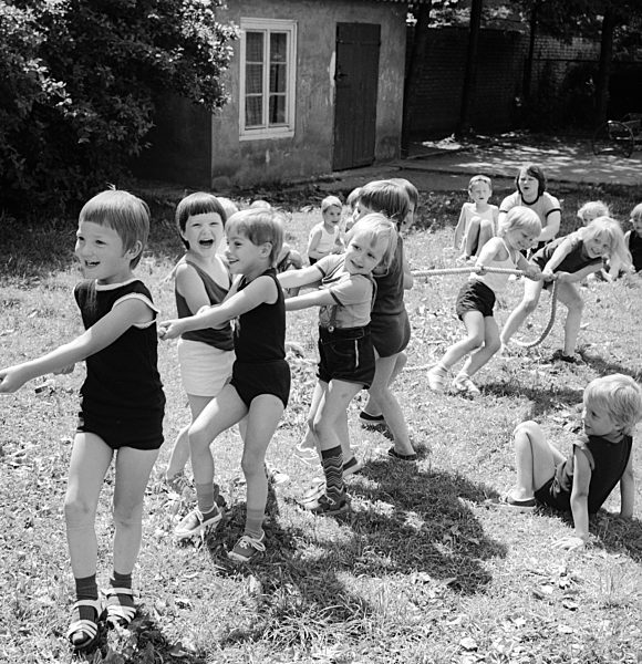 Kinder feiern den Internationaler Kindertag in einem Kindergarten in Berlin, der ehemaligen Hauptstadt der DDR, Deutsche Demokratische Republik