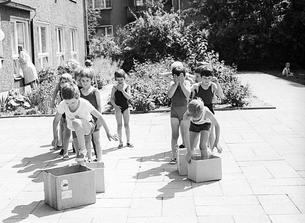 Kinder feiern den Internationaler Kindertag in einem Kindergarten in Berlin, der ehemaligen Hauptstadt der DDR, Deutsche Demokratische Republik