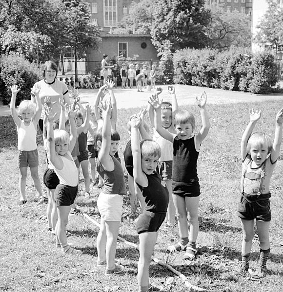 Kinder feiern den Internationaler Kindertag in einem Kindergarten in Berlin, der ehemaligen Hauptstadt der DDR, Deutsche Demokratische Republik