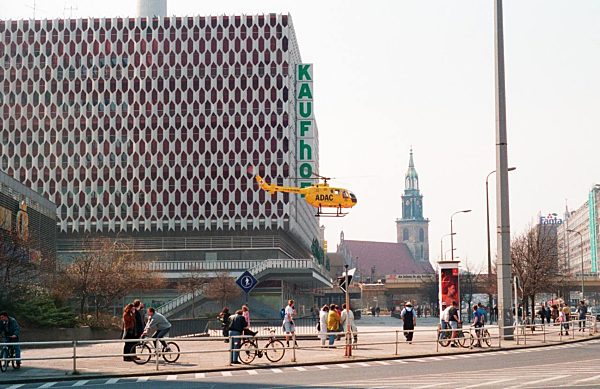 ADAC Hubschrauber Christoph 31 bei einem Einsatz am Alexanderplatz in Berlin, der ehemaligen Hauptstadt der DDR, Deutsche Demokratische Republik
