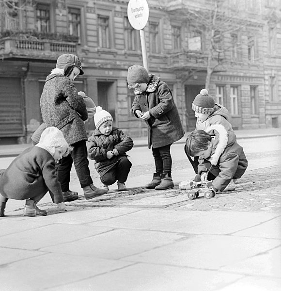Spielende Kinder in Berlin, der ehemaligen Hauptstadt der DDR, Deutsche Demokratische Republik