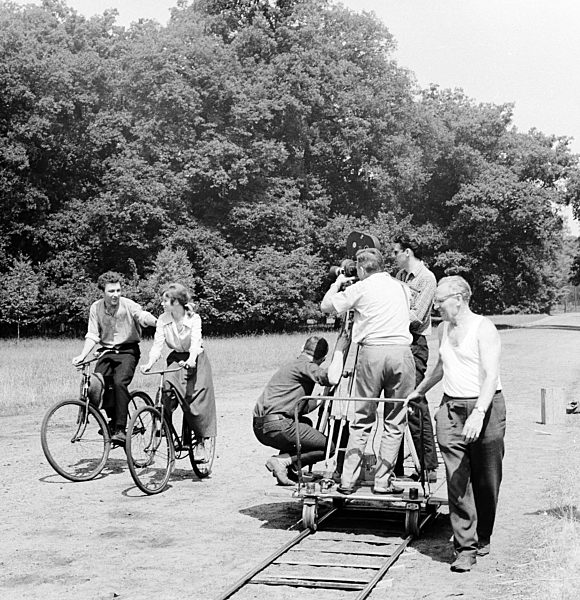 Die Schauspieler Angelica Domröse und Jaecki Schwarz fahren Fahrrad in Potsdam im Bundesland Brandenburg auf dem Gebiet der ehemaligen DDR, Deutsche Demokratische Republik