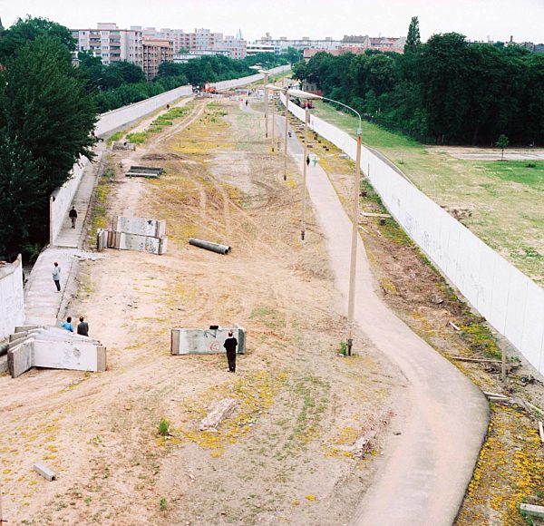 Demontage von Betonsegmenten der Berliner Mauer in Berlin, der ehemaligen Hauptstadt der DDR, Deutsche Demokratische Republik