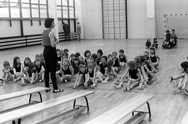 Sportunterricht in neuer Turnhalle in Berlin Pankow, der ehemaligen Hauptstadt der DDR, Deutsche Demokratische Republik