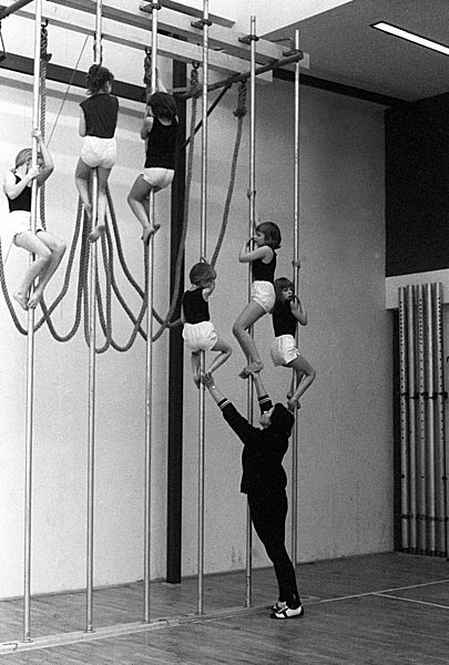 Sportunterricht in neuer Turnhalle in Berlin Pankow, der ehemaligen Hauptstadt der DDR, Deutsche Demokratische Republik