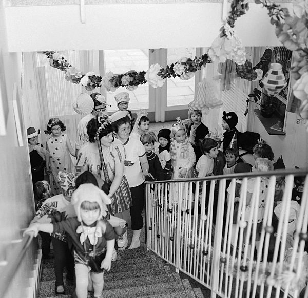 Faschings- Veranstaltung in einem Kindergarten in Berlin, der ehemaligen Hauptstadt der DDR, Deutsche Demokratische Republik