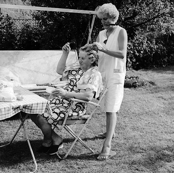 Hausbesuch einer Friseuse bei einer älteren Dame in Schwerin im Bundesland Mecklenburg-Vorpommern auf dem Gebiet der ehemaligen DDR, Deutsche Demokratische Republik