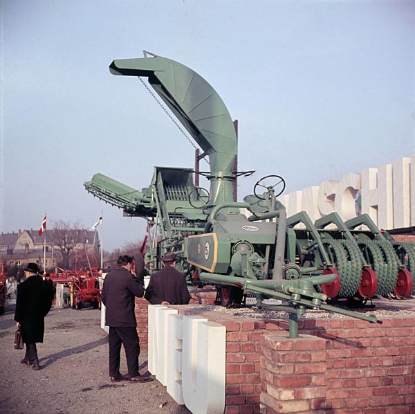 Besucher interessieren sich für Landmaschinen und Traktoren auf dem Freigelände der Leipziger Messe in Leipzig im Bundesland Sachsen auf dem Gebiet der ehemaligen DDR, Deutsche Demokratische Republik