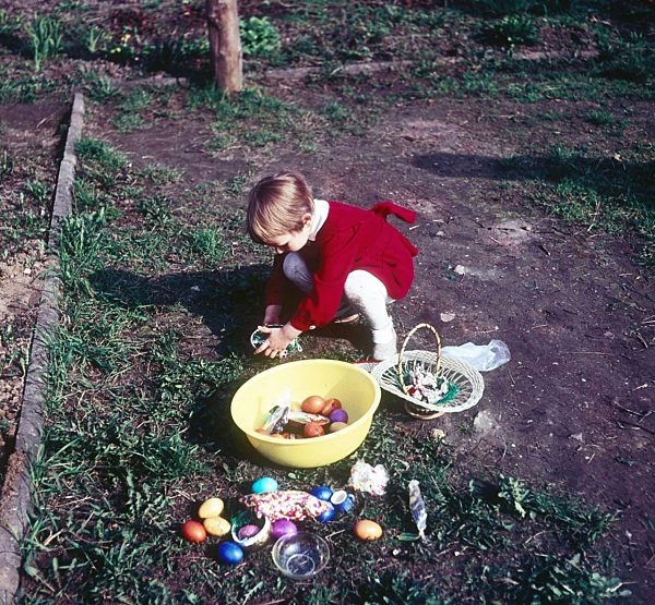 Ostereier suchen in Zschopau im Bundesland Sachsen auf dem Gebiet der ehemaligen DDR, Deutsche Demokratische Republik