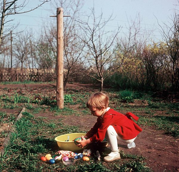 Ostereier suchen in Zschopau im Bundesland Sachsen auf dem Gebiet der ehemaligen DDR, Deutsche Demokratische Republik