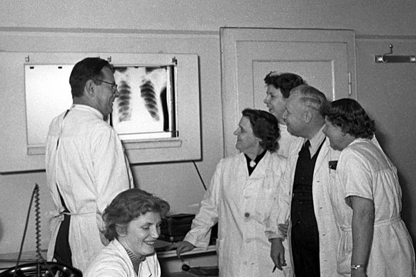 Ärzte und Schwestern der Betriebspoliklinik der Buna - Werke in Schkopau im Bundesland Sachsen-Anhalt auf dem Gebiet der ehemaligen DDR, Deutsche Demokratische Republik