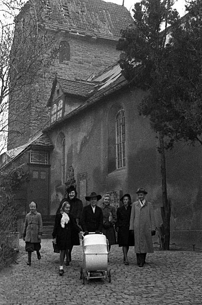Sonntagsspaziergang einer Familie mit Kinderwagen in Merseburg im Bundesland Sachsen-Anhalt auf dem Gebiet der ehemaligen DDR, Deutsche Demokratische Republik