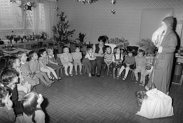 Weihnachtsfeier im Kindergarten in Berlin, der ehemaligen Hauptstadt der DDR, Deutsche Demokratische Republik
