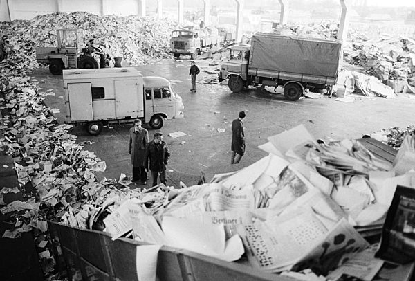 Wertstofftrennung im VEB Kombinat Sekundär-Rohstofferfassung (SERO) in Berlin, der ehemaligen Hauptstadt der DDR, Deutsche Demokratische Republik