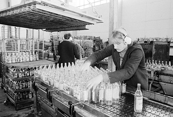 Wertstofftrennung im VEB Kombinat Sekundär-Rohstofferfassung (SERO) in Berlin, der ehemaligen Hauptstadt der DDR, Deutsche Demokratische Republik