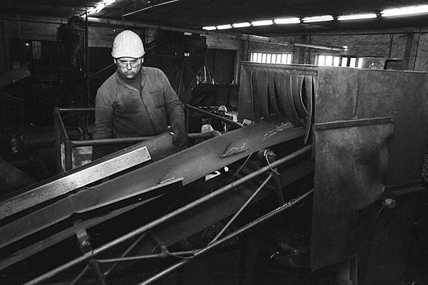 Wertstofftrennung im VEB Kombinat Sekundär-Rohstofferfassung (SERO) in Berlin, der ehemaligen Hauptstadt der DDR, Deutsche Demokratische Republik