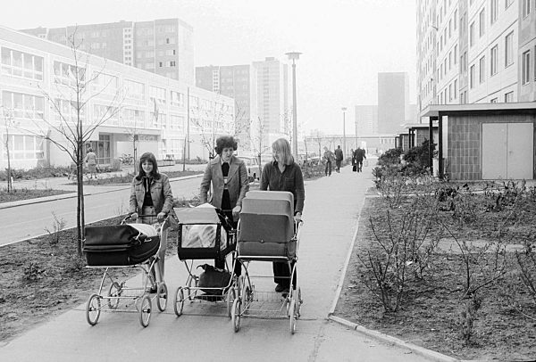 Drei Mütter mit Kinderwagen in Berlin, der ehemaligen Hauptstadt der DDR, Deutsche Demokratische Republik