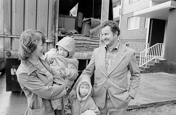 Familie mit zwei Kindern beim Einzug in eine Neubauwohnung in Berlin, der ehemaligen Hauptstadt der DDR, Deutsche Demokratische Republik