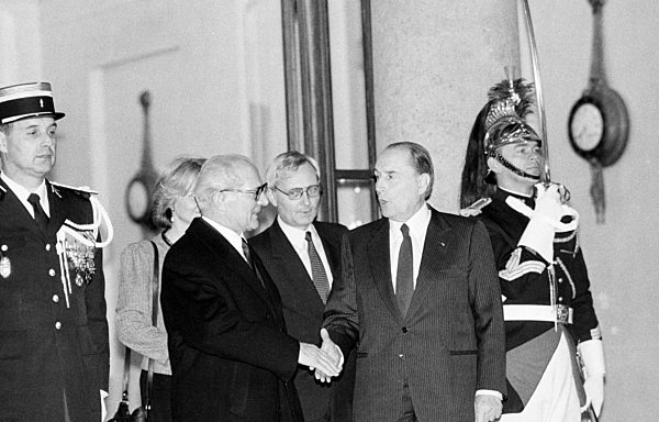 Der Partei- und Staatschef der DDR, Erich Honecker (M...