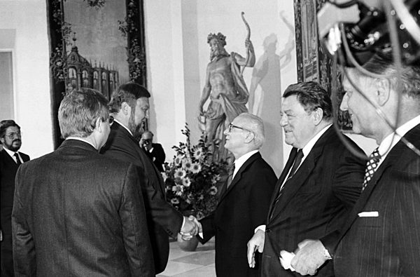 Erich Honecker, Partei- und Staatschef der DDR (3.v.r.), traf am 11.09...