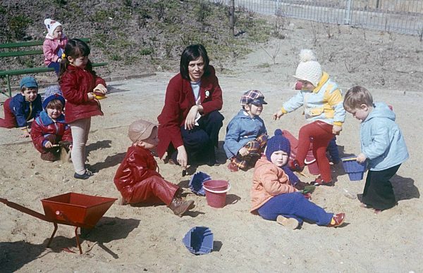 Kinder in einem Kindergarten in Bernau bei Berlin im Bundesland Brandenburg auf dem Gebiet der ehemaligen DDR, Deutsche Demokratische Republik