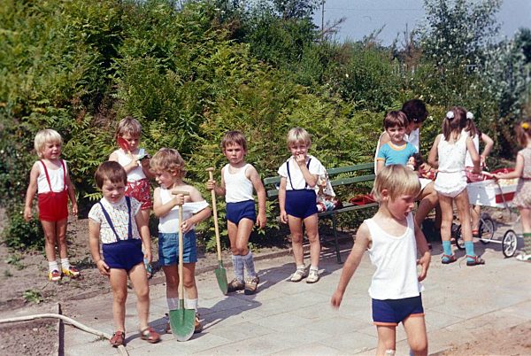 Kinder in einem Kindergarten in Bernau bei Berlin im Bundesland Brandenburg auf dem Gebiet der ehemaligen DDR, Deutsche Demokratische Republik
