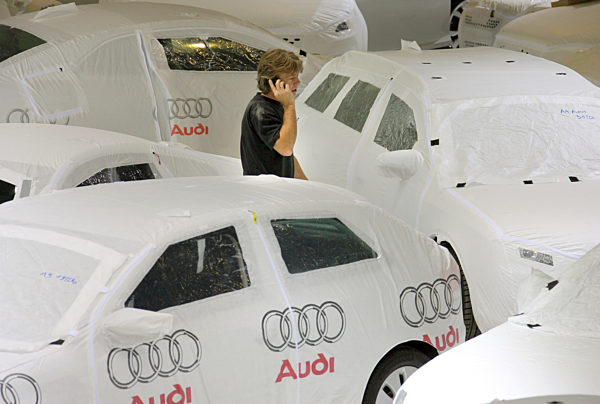 Ein Arbeiter telefoniert am Freitag (07.09...