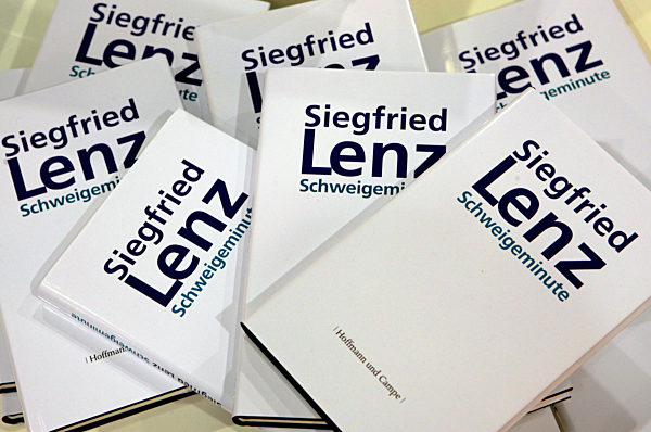 Bücher mit dem Titel "Schweigeminute" von Siegfried Lenz liegen am...