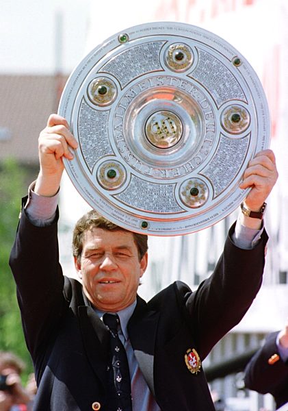 Fußball-Bundesliga: Otto Rehhagel mit Schale bei Meisterfeier in Kaiserslautern