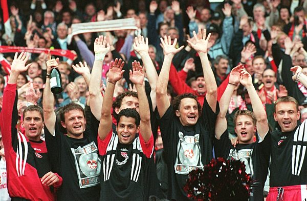 Fußball: Kaiserslauterns Spieler feiern Meisterschaft