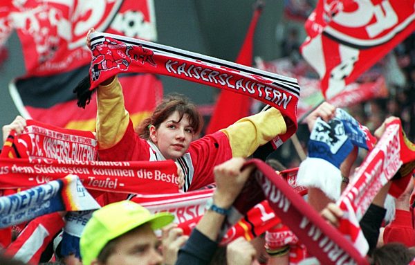 Fußball: Kaiserslauterner Fans feiern Meisterschaft