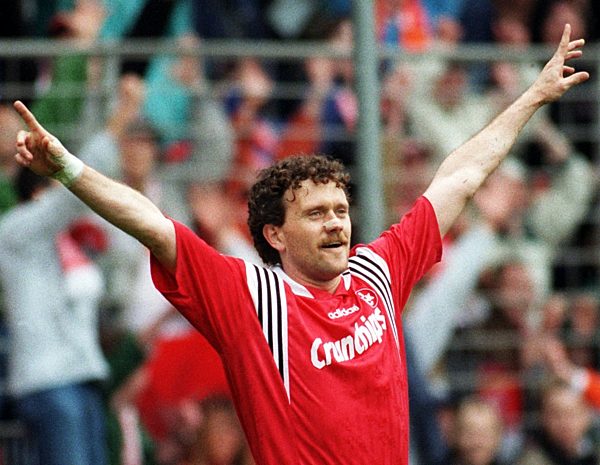 Fußball: Olaf  Marschall jubelt über 20. Saisontor